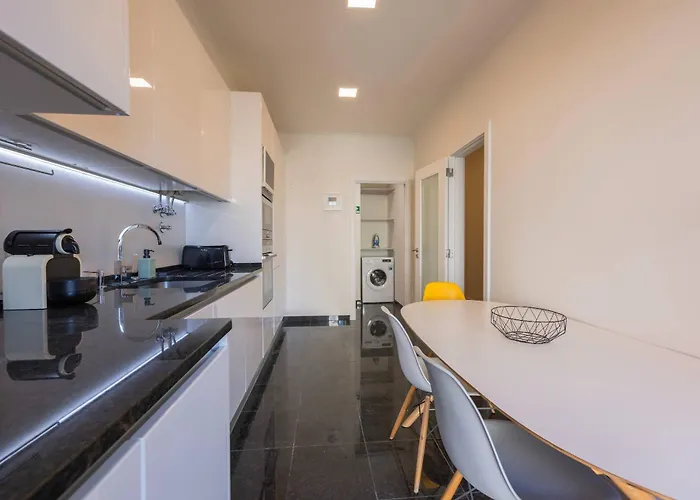 187 - Urban Hideaway - Sunny & *